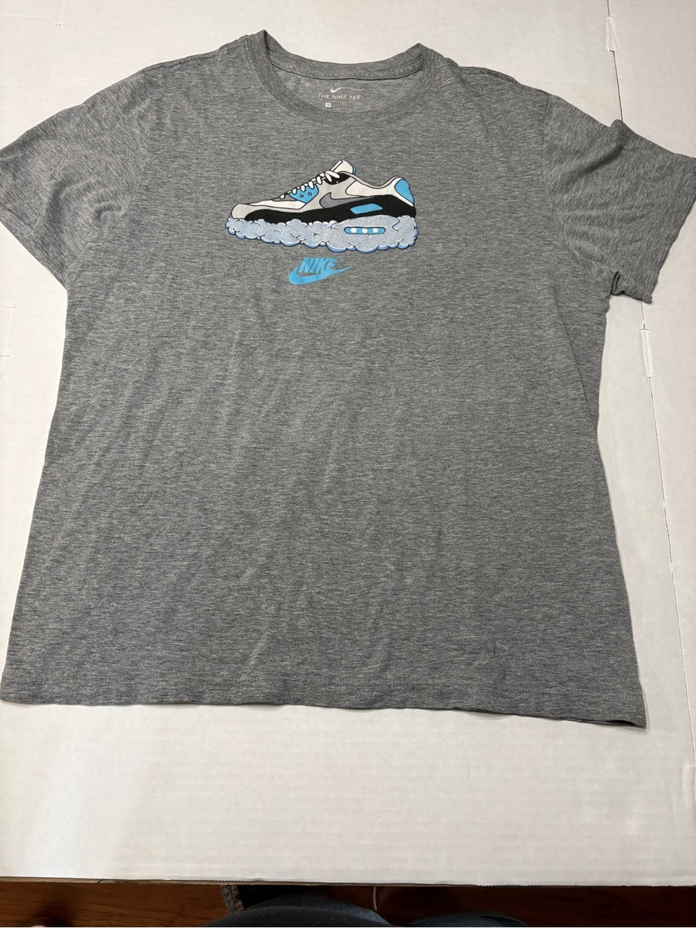 Nike men’s gray airmax 90 sneakers walking on clouds graphic tee